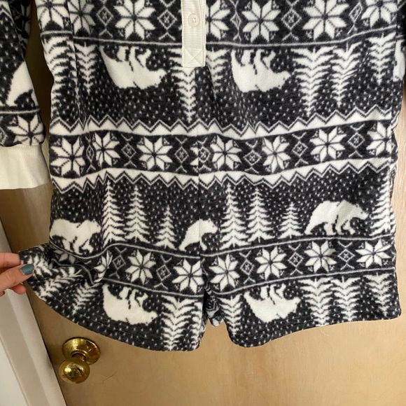 Long sleeve shorts onesie with polar bears size small - Picture 3 of 4